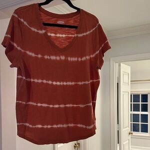 Old Navy Rust and White Tie-Dye V-Neck Tee